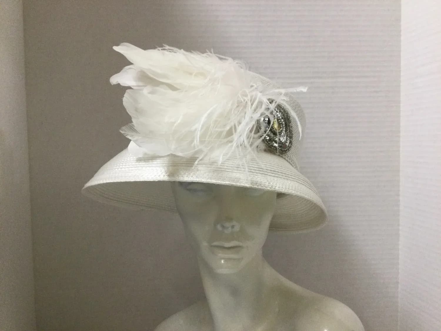 CH572 White Straw Hat with feathers