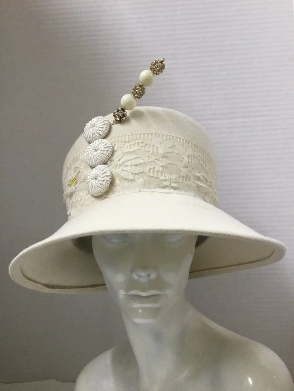 CH700 Winter white/cream wool hat with lace